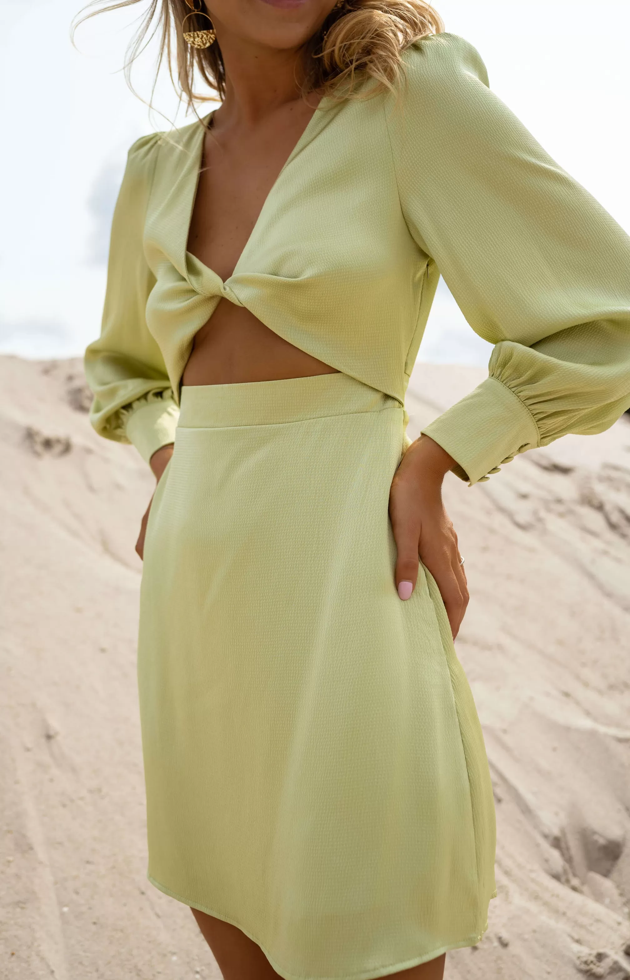 dress_alice__green__long_sleeves__satin_effect__fluid_72179-3.webp Dress Alice - -Easy Clothes Clearance