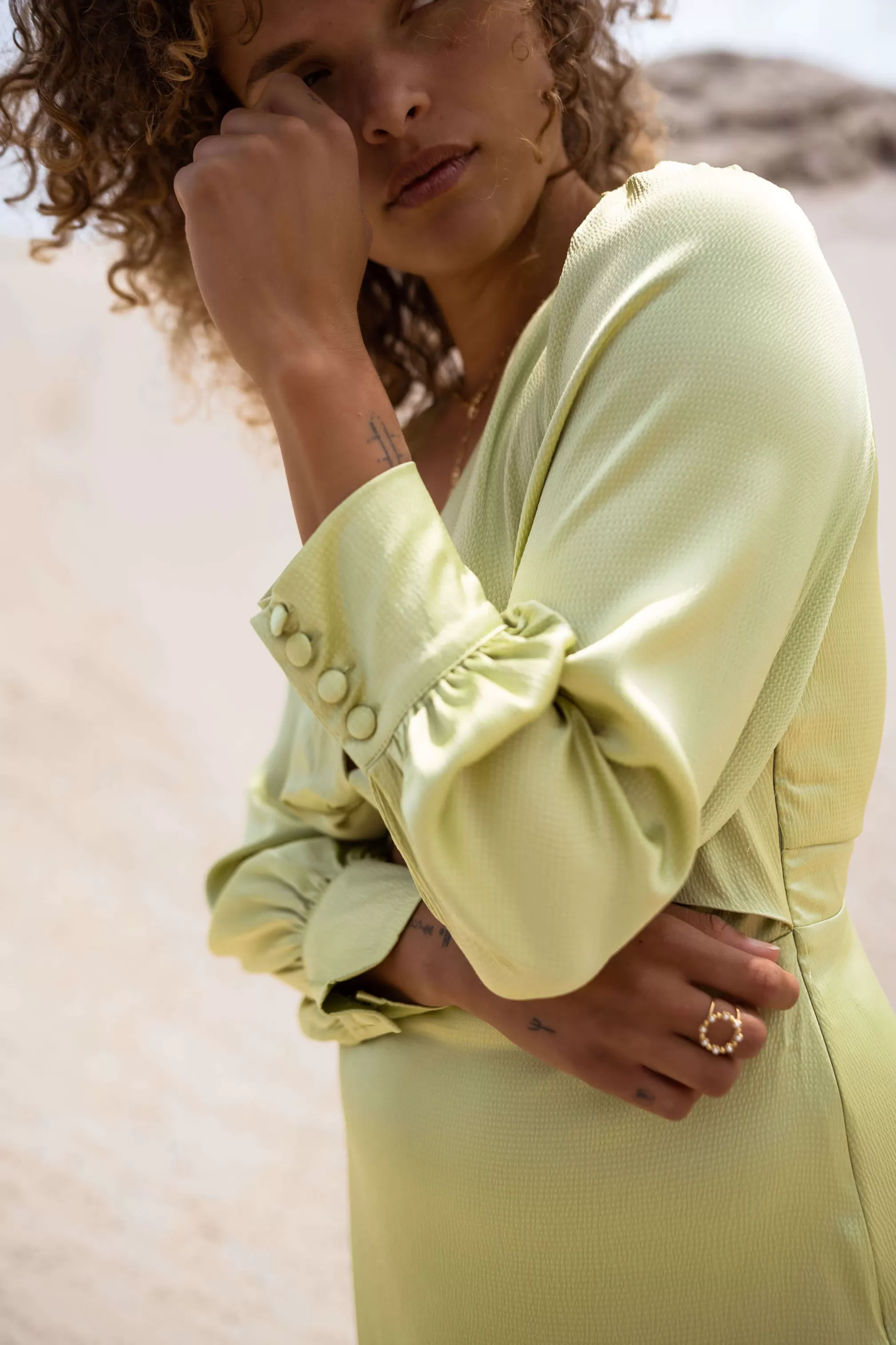 dress_alice__green__long_sleeves__satin_effect__fluid_72181-3.webp Dress Alice - -Easy Clothes Clearance
