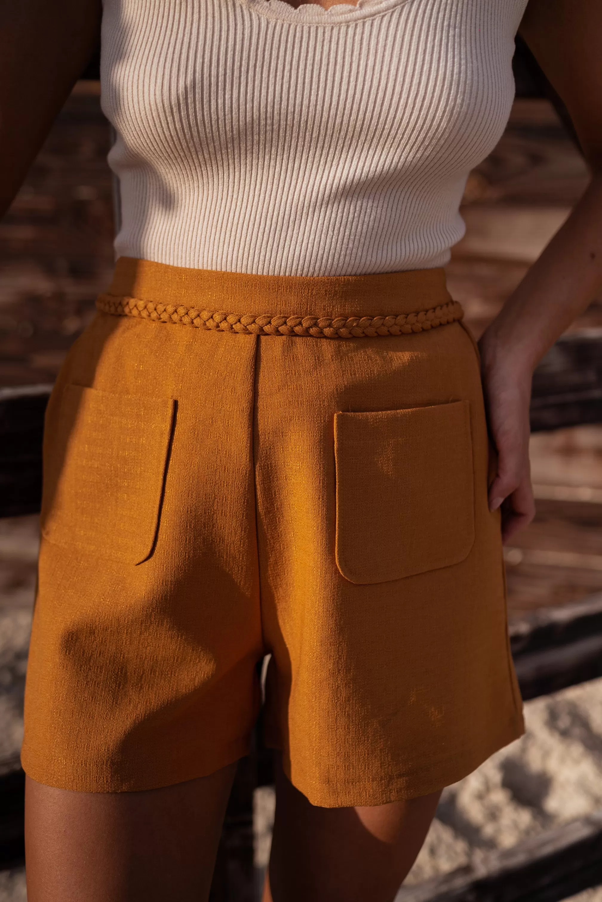 shorts_tressy_brown__pockets_in_the_front__braided_finishes_83399-2.webp Shorts Tressy Brown - -Easy Clothes Online