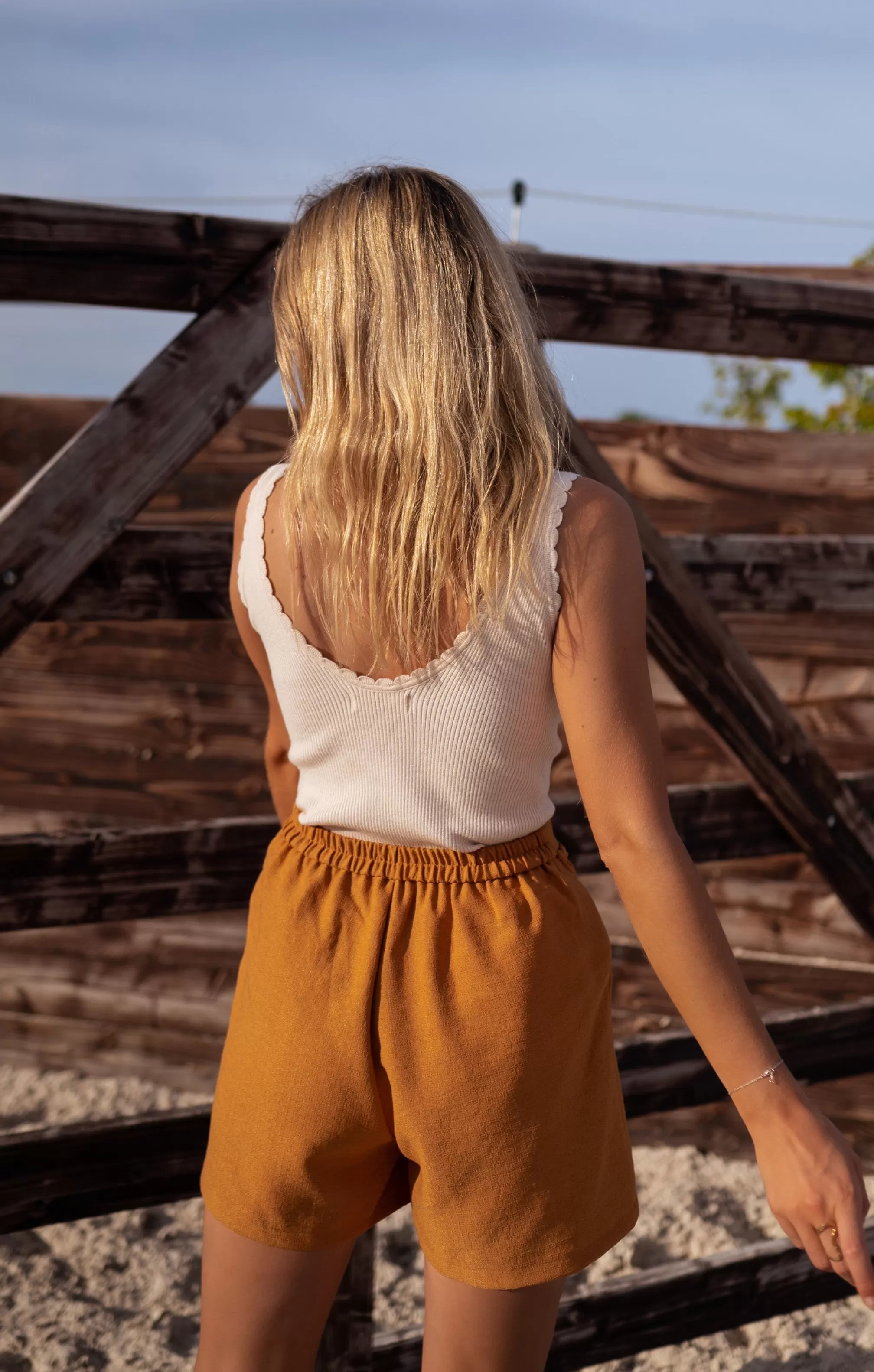 shorts_tressy_brown__pockets_in_the_front__braided_finishes_83408-3.webp Shorts Tressy Brown - -Easy Clothes Online